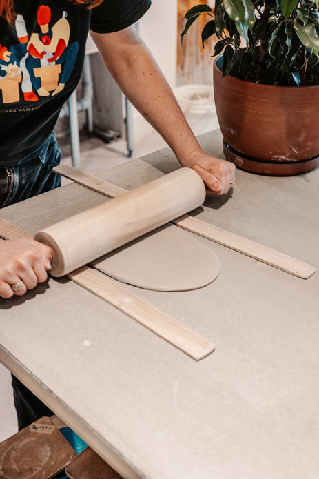 De la Plaque à l’Objet : Une Approche Artisanale de la Céramique