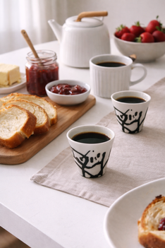 Tasse en porcelaine – Décor graphique noir